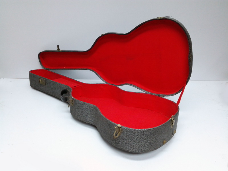 funda instrumento musica guitarra epoca carton metal terciopelo rojo 104x39x14 (20eu.) 1u